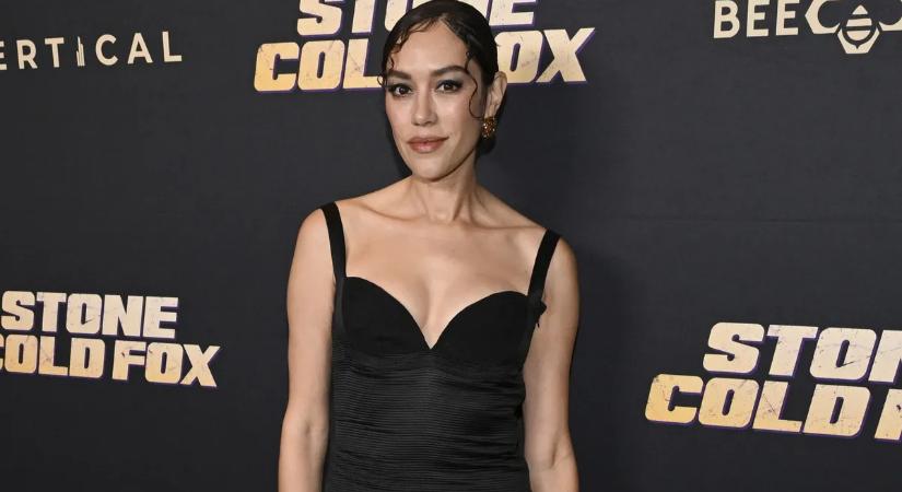 Mishel Prada elegáns, egyben szexi kisugárzása minden fotót izzó, felnőtt hangulatú jelenetté változtat