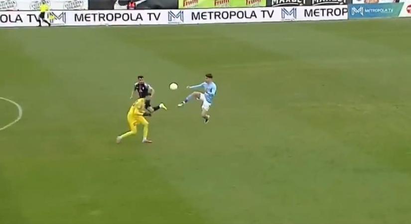Beletalpalt a kapus fejébe egy román focista, mégis megúszta sárga lappal