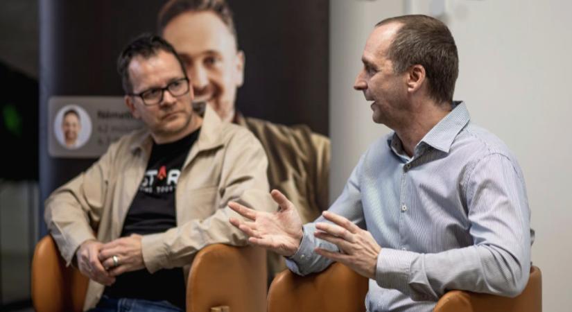 Százezrek dolgoznának többet a hagyományos kereteken kívül