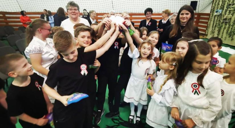 Az osli iskolának is jutott támogatás az iparos bálból