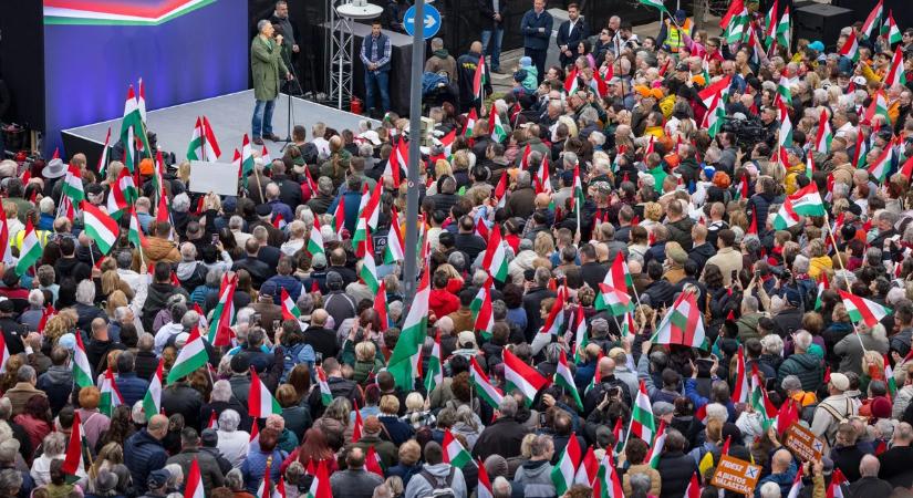Narancssárgába borult Hódmezővásárhely Orbán Viktor beszéde alatt