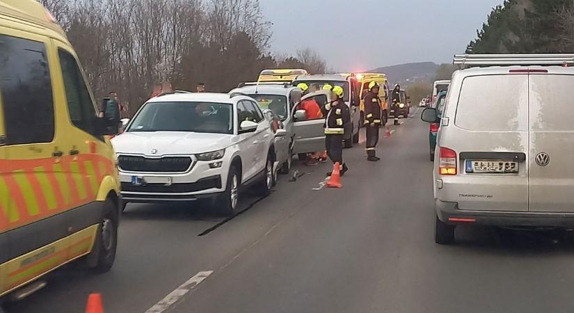 Drámai: hármas karambol Pécsen, három mentő is érkezett a helyszínre (FOTÓK)