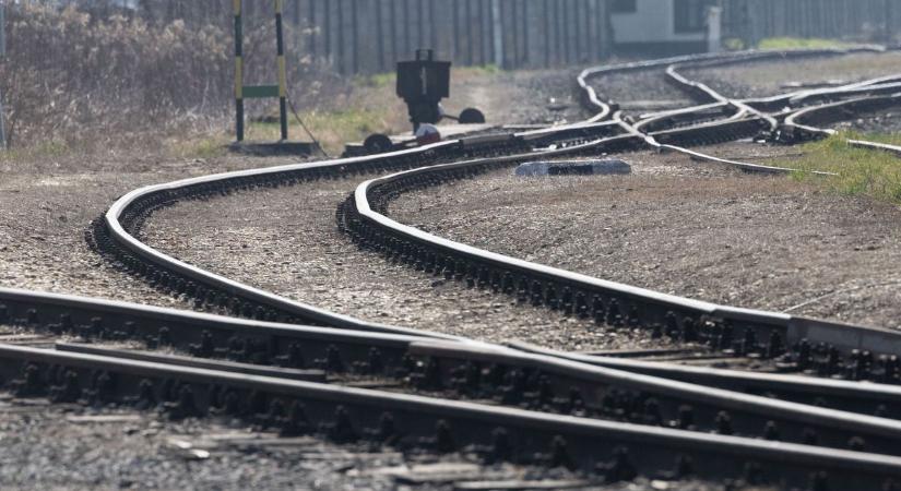Erre a tragédiára nincsenek szavak: gyermeket gázolt halálra a vonat a dunántúli vonalon