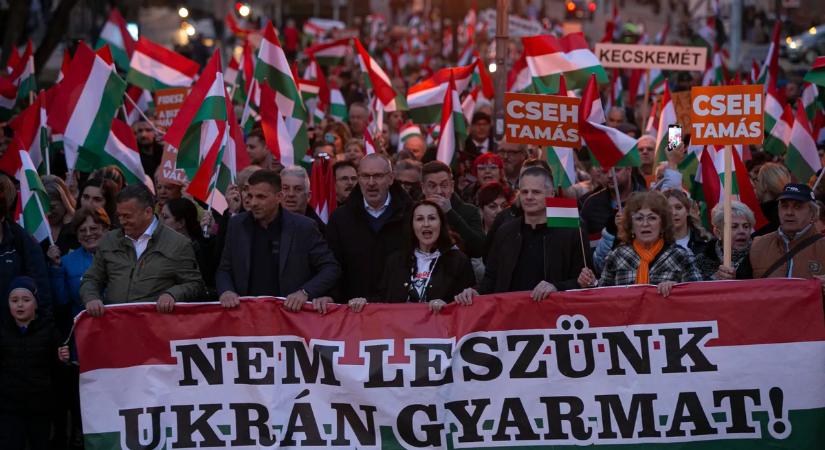 Gyűlik a tömeg: rengetegen várják Orbán Viktort Kecskeméten