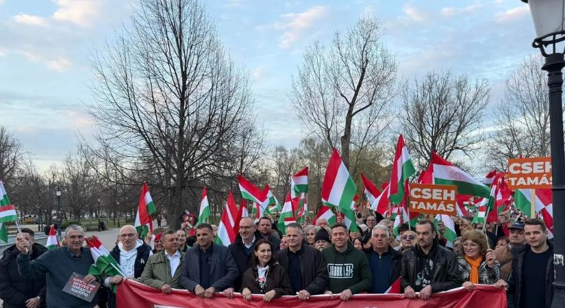 Hatalmas tömeg indult meg Kecskeméten a Békemeneten