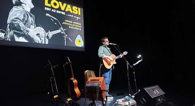 Különleges zenei élményt vitt Lovasi András Törökszentmiklósra