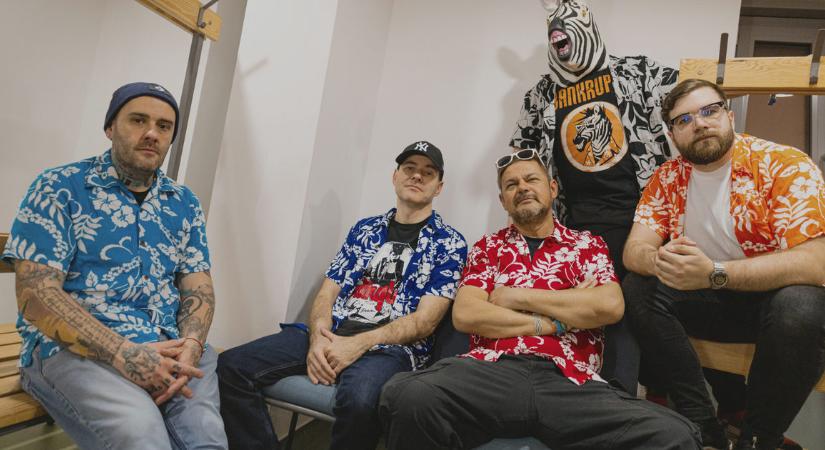 „Amit mi csinálunk, az nevetségessé teszi a hatalmat, és ha valami nevetségessé válik, elveszíti a varázserejét.”