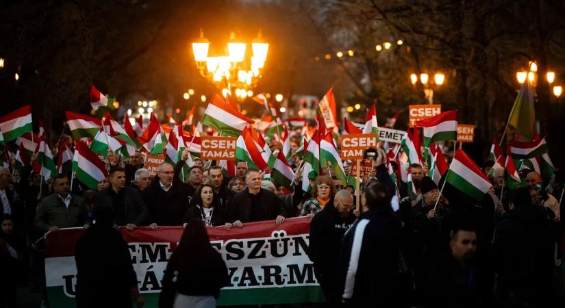 Hidegrázós látvány, ami Orbán Viktorra vár: így vonul a tömeg Kecskeméten