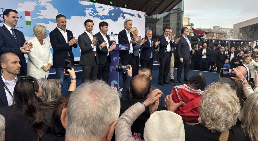 Lángossal, kürtőskaláccsal, nyugdíjasokkal és elkordonozott sajtóval rendezték az I. Patrióta gyűlést Budapesten, ahol Le Pen, Salvini és Orbán is felszólalt