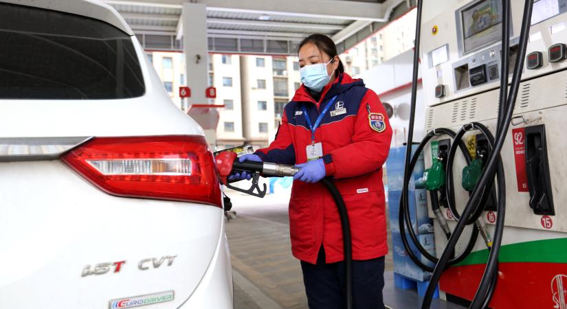 Benzinár-ugrást jelentettek be: kígyózó sorok a benzinkutakon, pánik söpör végig - Rögtön lépett a hatóság Kínában