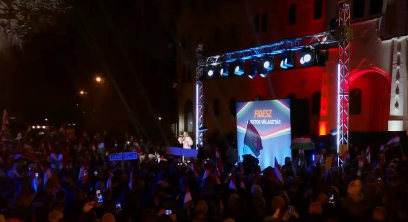 Dér Heni nem először hangolta a közönséget Orbán Viktor előtt, óriási tömeg Kecskeméten