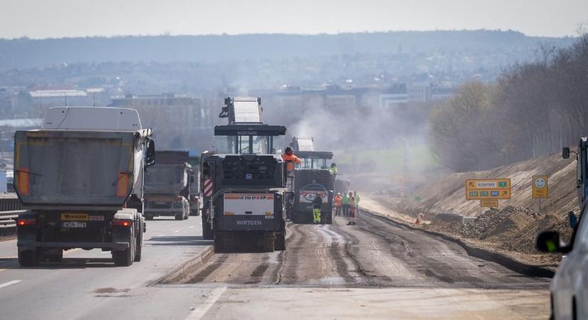 Felbontják a teljes pályaszerkezetet az M1-es autópályán - látványos fotókon a munka