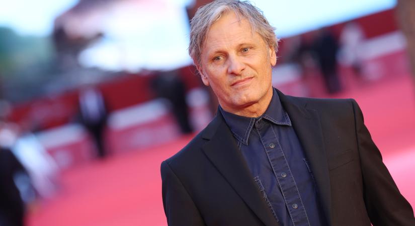 Magyar múzeumban járt a Gyűrűk Ura Aragorn-ja – ez érdekelte