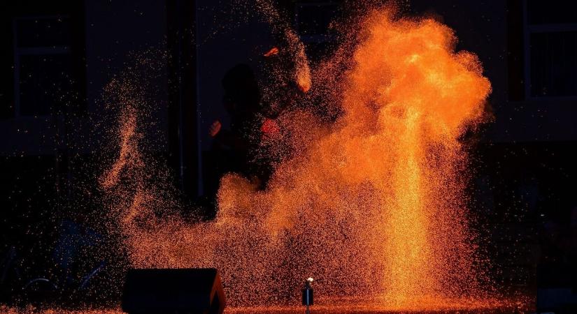 Tűzre dobták a helyes menyecskét Balatonban