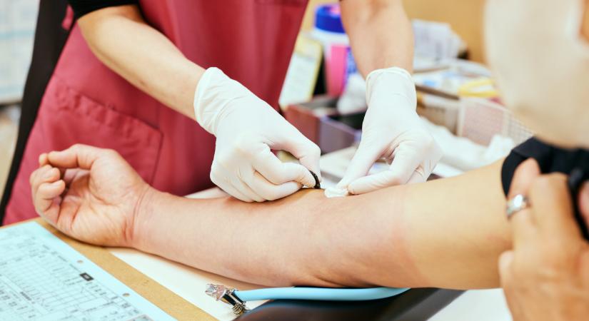 Ez azért tényleg durva: egy hónapot kell várni egy sima vérvételre a Budapest-közeli nagyvárosban, sokan kiakadtak