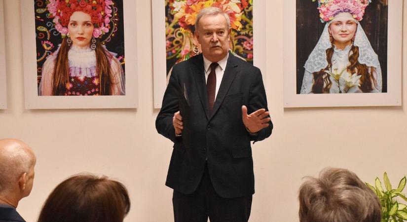 Nők és a virágok: különleges fotókiállítással ünnepelték a lengyel-magyar barátság napját Jászfényszarun