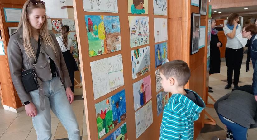 Rajzok és őszinte pillanatok az autizmusról a soproni Liszt-Központban - fotók
