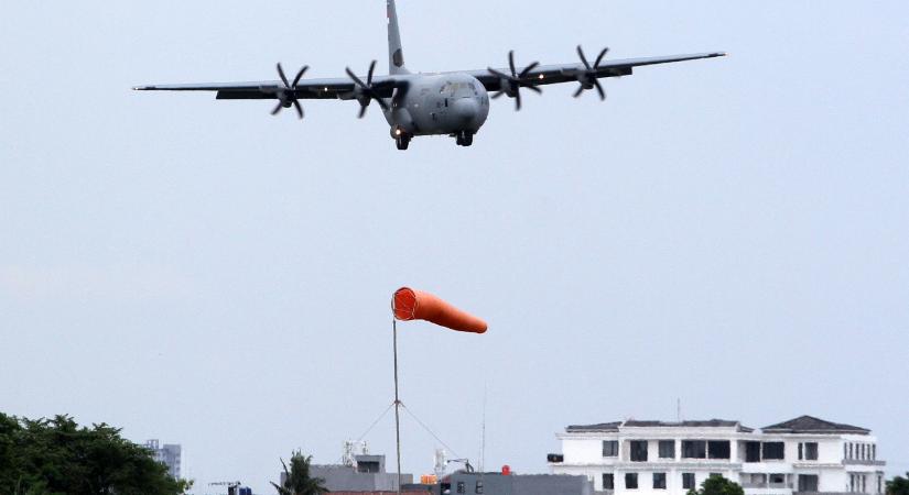 Lezuhant egy katonai szállítógég több mint száz emberrel a fedélzetén Kolumbiában
