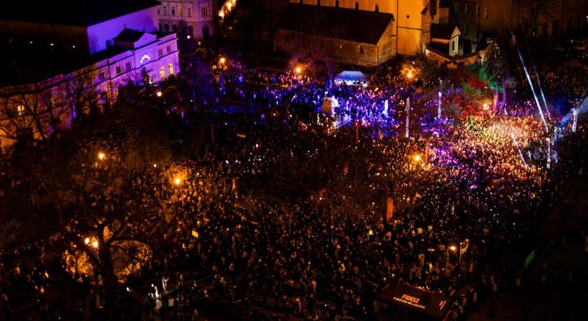 Orbán Viktor Kecskeméten is óriási tömeg előtt beszélt: „Nagy győzelmet kell aratnunk, mert történelmi a felelősségünk!” (videó)