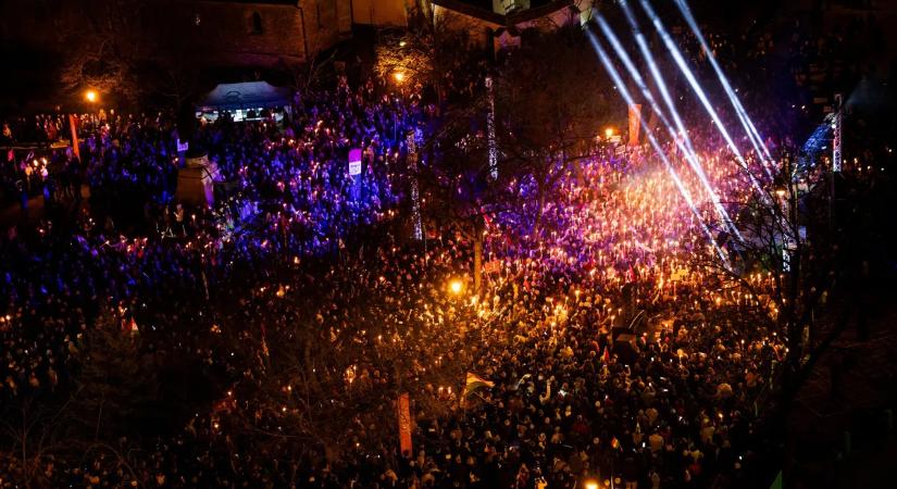 Elképesztő drónfotók érkeztek: teljesen megtelt a kecskeméti Fő tér