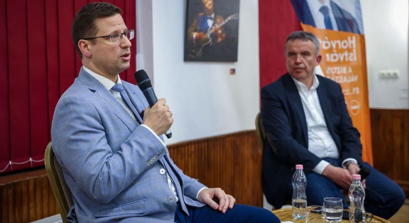 Lebukás napja, hazaárulás – lakóssági fórum Bátaszéken: Gulyás Gergely miniszter volt a vendég (galéria)