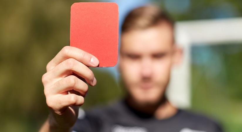 Brutális jelenet a pályán: fejbe rúgták a játékvezetőt, félbeszakadt a meccs