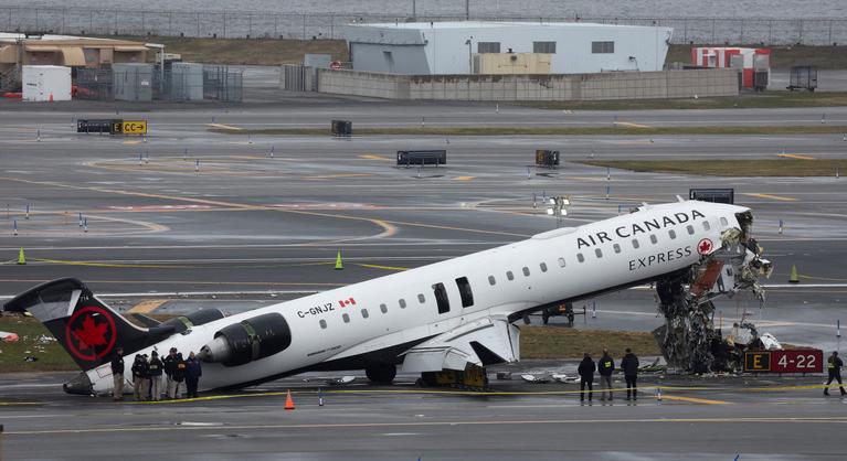 Megrázó felvételeken a New York-i repülőgépbaleset, egy légiutas-kísérő székestül kiesett az ütközéskor