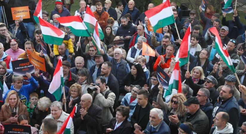 Tömeg fogadta Szijjártó Pétert sárvári fórumán - fotók