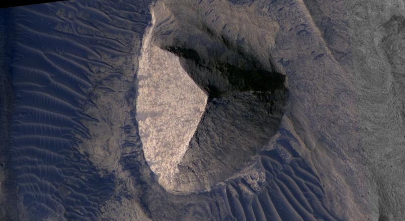 A Marson található egyik hatalmas, szabályos tetraéder formájú képződmény hozta lázba az internet népét