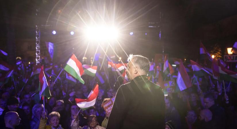 Orbán Viktor zseniálisan mutatta meg, hogy Kecskeméten a több ezres Fidesz tömeg mögött alig maroknyi tiszás lézengett