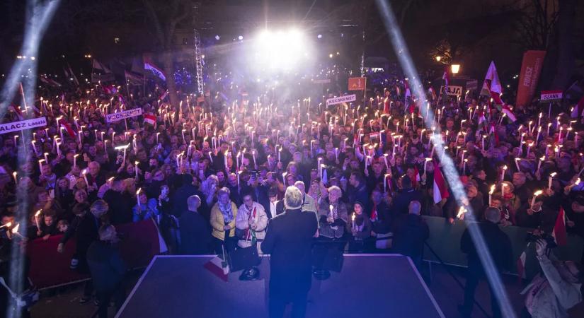 Agresszív tiszások vették körül a HírTV riporternőjét - botrányos képsorok