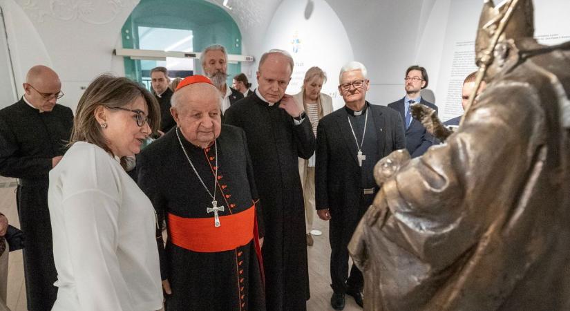 Megnyílt a világ egyik legjelentősebb II. János Pál pápa életét bemutató tárlat (galéria)