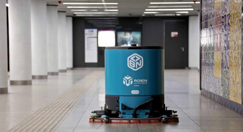 Egy robot szorgoskodik a budapesti metró megállóban az éjszaka leple alatt