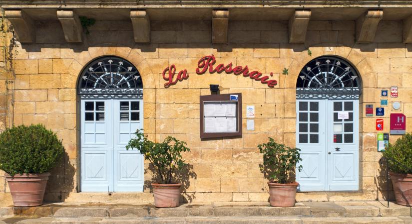 Be se tegyük a lábunkat abba az étterembe, ahol ezt látjuk a bejárati ajtó mellett!