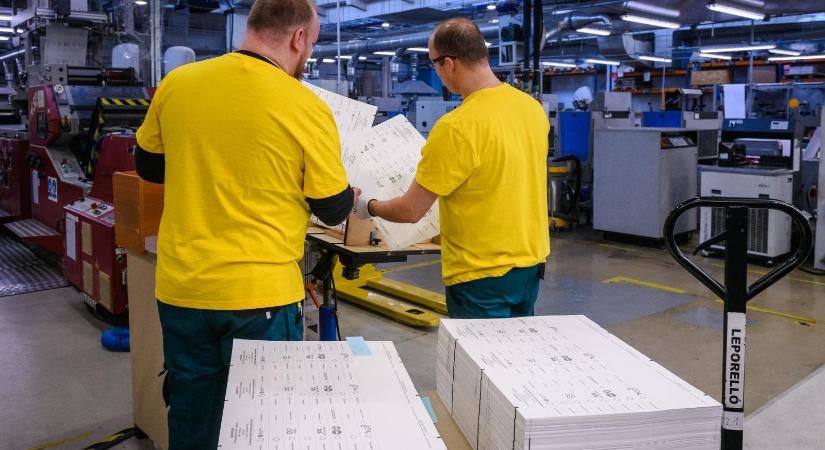 Orbán Viktor kampánylevelét kézbesítik a külföldön élő magyar levélszavazóknak, akár több tízezer halott is lehet a névjegyzékben