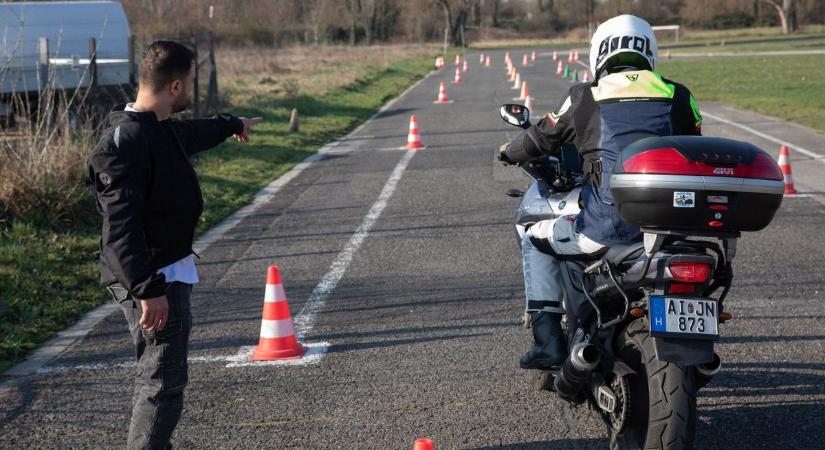 Berobbant a motoros szezon, haladó motoros és oktató adott tanácsokat - videó