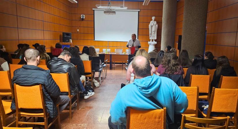 Fontos látogatás a kórházban, belőlük lehetnek a jövő gyógyítói Dunaújvárosban