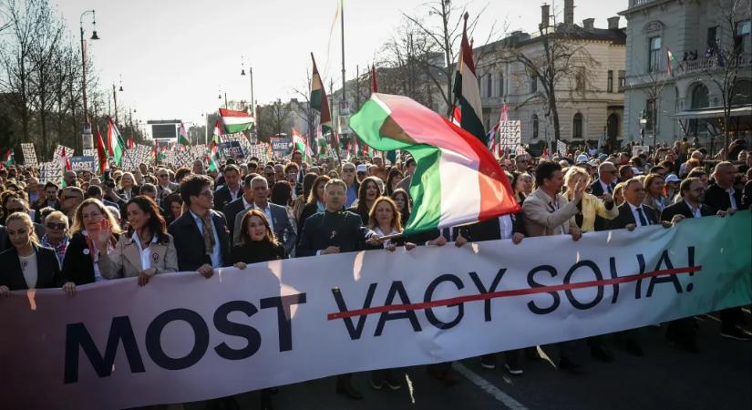 21 Kutatóközpont: Vezet a Tisza Párt, sokan mégis a Fideszt tartják a választás esélyesének