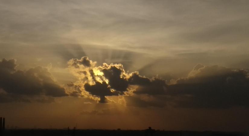 Felszakad a felhőzet