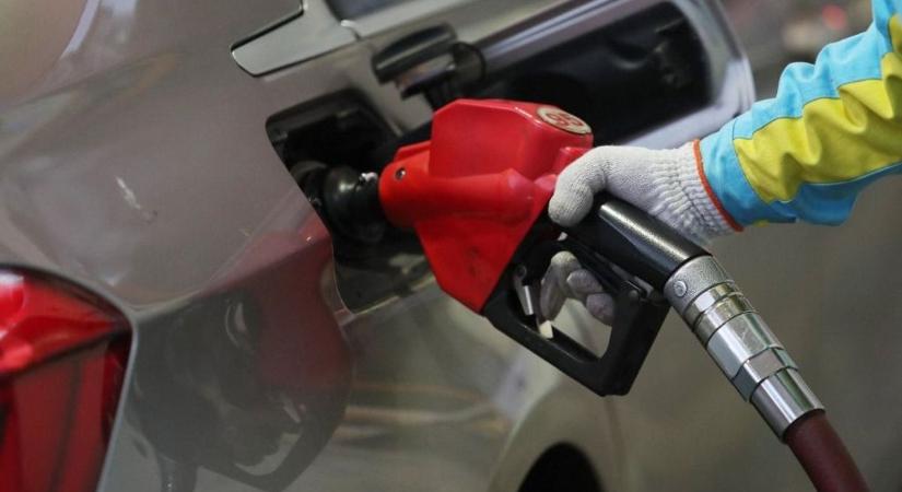 Több mint tíz éve nem látott lépés: Kína fékezi az üzemanyag drágulását