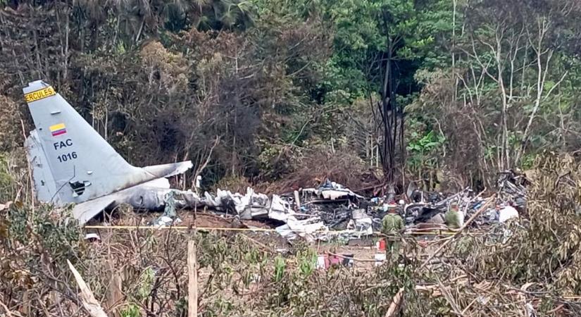 Az év legsúlyosabb repülőbalesete: videóra vették, ahogy lezuhan a katonai óriásgép 100 fővel a fedélzetén – senki nem tudja az okait