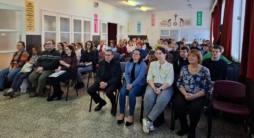 Katolikus értekezlet Kapuváron, a bencés lelkiségről hallottak előadást a tanárok