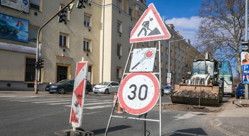 Nagy erőkkel kátyúznak a főutakon kedden is Miskolcon