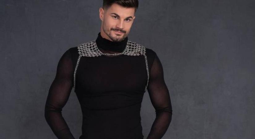 Titokban megnősült a szívtipró magyar énekes: felesége különleges ruhában volt az esküvőn