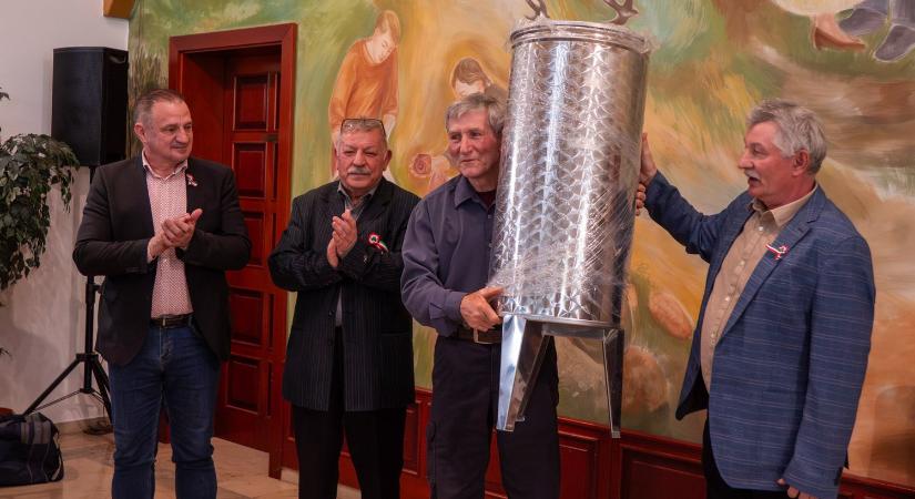 135 bor mérkőzött meg Lábatlanon