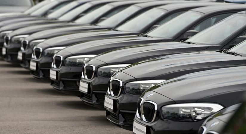 Beperelték a BMW-t és a Mercedest, hogy ne forgalmazhassanak hagyományos motorú autókat