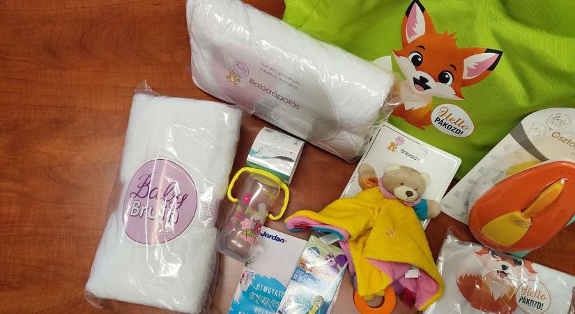 Puha takaró, nyunyóka és fogkefe – babacsomag várja Pákozdon az újszülötteket