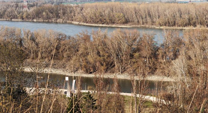 Napok alatt megváltozott a Duna-part Dunaújvárosnál  képek, videó