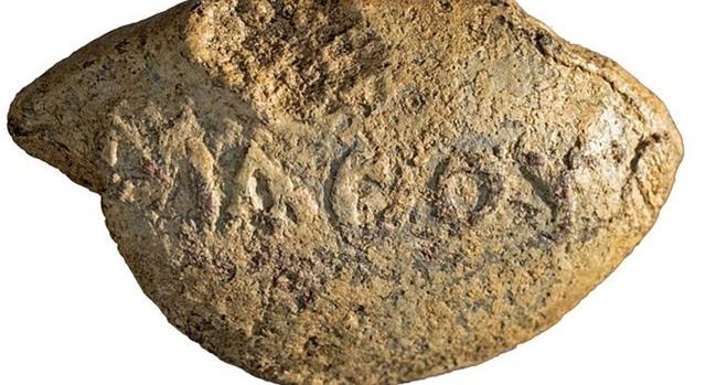 Gúnyos felirattal ellátott, ókori parittyagolyót találtak egy izraeli ásatáson