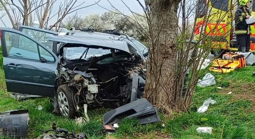 Három autó ütközött a 6-oson, teljes útzár, ketten súlyosan megsérültek